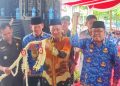 Ketua DPRD Kota Blitar, dr Syahrul Alim (batik coklat) saat mendampingi Walikota Blitar Santoso (berkacamata) memotong pita diluncurkannya atau launching MPP Bumi Bung Karno pada Senin (17/2/2025).