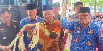 Ketua DPRD Kota Blitar, dr Syahrul Alim (batik coklat) saat mendampingi Walikota Blitar Santoso (berkacamata) memotong pita diluncurkannya atau launching MPP Bumi Bung Karno pada Senin (17/2/2025).