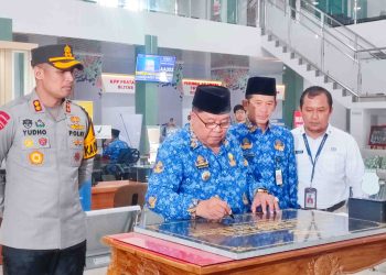 Walikota Blitar, Santoso, menandatangani prasasti diresmikannya peluncuran Mal Pelayanan Publik (MPP) Bumi Bung Karno, pada Senin (17/2/2025).