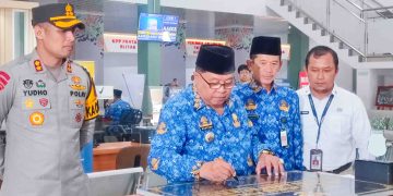 Walikota Blitar, Santoso, menandatangani prasasti diresmikannya peluncuran Mal Pelayanan Publik (MPP) Bumi Bung Karno, pada Senin (17/2/2025).