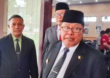 Walikota Blitar, Santoso, saat menemui awak media usai bersalaman dengan para anggota dewan dan kepala OPD, usai mengikuti rapat paripurna terakhirnya, Selasa (18/2/2025).