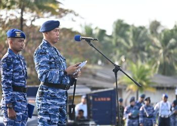 Komandan Lanud RSA, Kolonel Pnb I Ketut Adiyasa Ambara, saat menyampaikan amanat Kasau, pada upacara 17-an di Main Apron Base Ops, Senin 17 Februari 2025 (foto : ist)