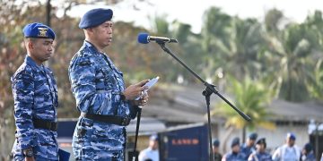 Komandan Lanud RSA, Kolonel Pnb I Ketut Adiyasa Ambara, saat menyampaikan amanat Kasau, pada upacara 17-an di Main Apron Base Ops, Senin 17 Februari 2025 (foto : ist)