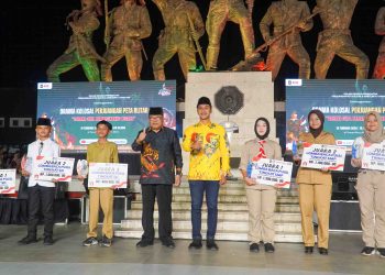 Walikota Blitar Santoso (baju hitam) bersama Wakil Ketua DPRD menganugrahi siswa berprestasi di monumen PETA, sebelum digelarnya drama kolosal, Jumat (14/2/2025).