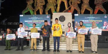 Walikota Blitar Santoso (baju hitam) bersama Wakil Ketua DPRD menganugrahi siswa berprestasi di monumen PETA, sebelum digelarnya drama kolosal, Jumat (14/2/2025).