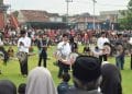 Bupati Blitar Rijanto saat menyambut masyarakat di Alun-Alun Kanigoro dalam gelaran ngabuburit dan buka puasa Ramadhan gratis, Sabtu (8/3/2025).