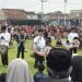 Bupati Blitar Rijanto saat menyambut masyarakat di Alun-Alun Kanigoro dalam gelaran ngabuburit dan buka puasa Ramadhan gratis, Sabtu (8/3/2025).