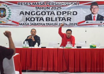 Bayu Kurniawan (hem merah) saat membuka kegiatan serap aspirasi masyarakat didampingi Ketua DPC PDI Perjuangan Kota Blitar. dr Syahrul Alim, Kamis (13/3/2025).