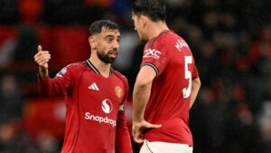 Eks Striker Aston Villa: Maguire Lebih Cocok Jadi Kapten MU daripada Bruno Fernandes