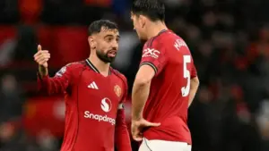 Eks Striker Aston Villa: Maguire Lebih Cocok Jadi Kapten MU daripada Bruno Fernandes