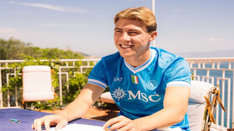Rasmus Hojlund Tegaskan Ingin Bertahan di Napoli, Tolak Kembali ke MU