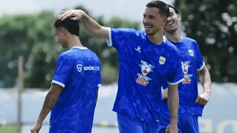 Thom Haye Tegaskan Persib Tetap Fokus Meski Laga Lawan Persita Dipindah ke Bali