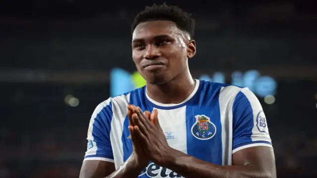 Barcelona Incar Samu Aghehowa Sebagai Opsi Ganti Lewandowski