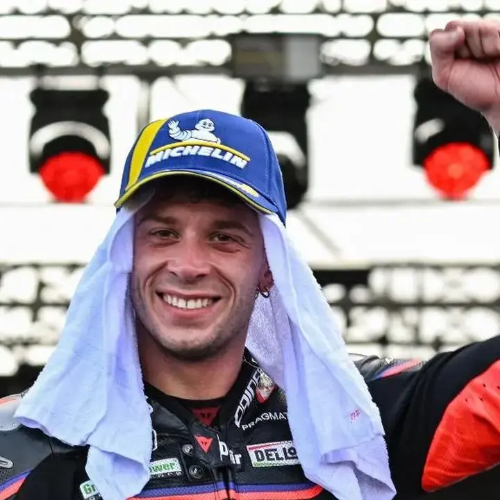 Duel Sesama Ducati Memanas, Bezzecchi Terus Bayangi Bagnaia di MotoGP Mandalika 2025