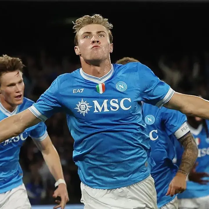 Comeback Dramatis Napoli! Hojlund Antar Partenopei Menang 2-1 dari Genoa
