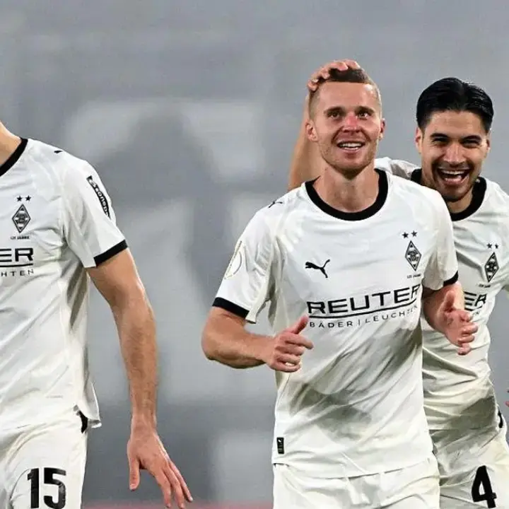 Kevin Diks Tampil Solid: Antar Borussia Monchengladbach menang 3-1 atas Karlsruher di DFB Pokal
