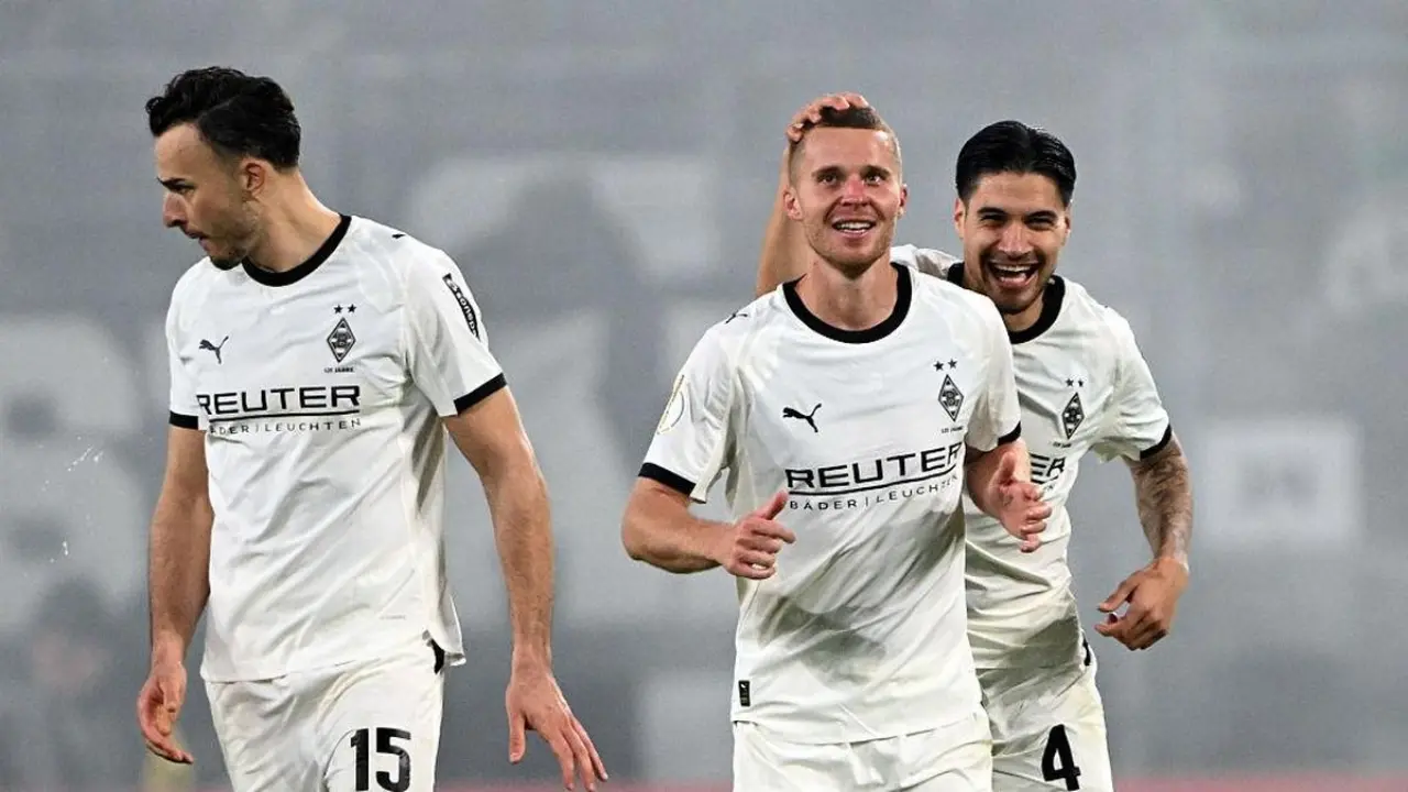 Kevin Diks Tampil Solid: Antar Borussia Monchengladbach menang 3-1 atas Karlsruher di DFB Pokal