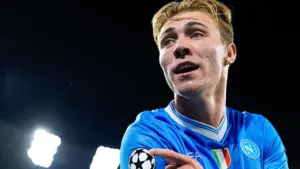 Rasmus Hojlund Pamer Selebrasi Tunjuk Badge Liga Champions, Nyindir MU?