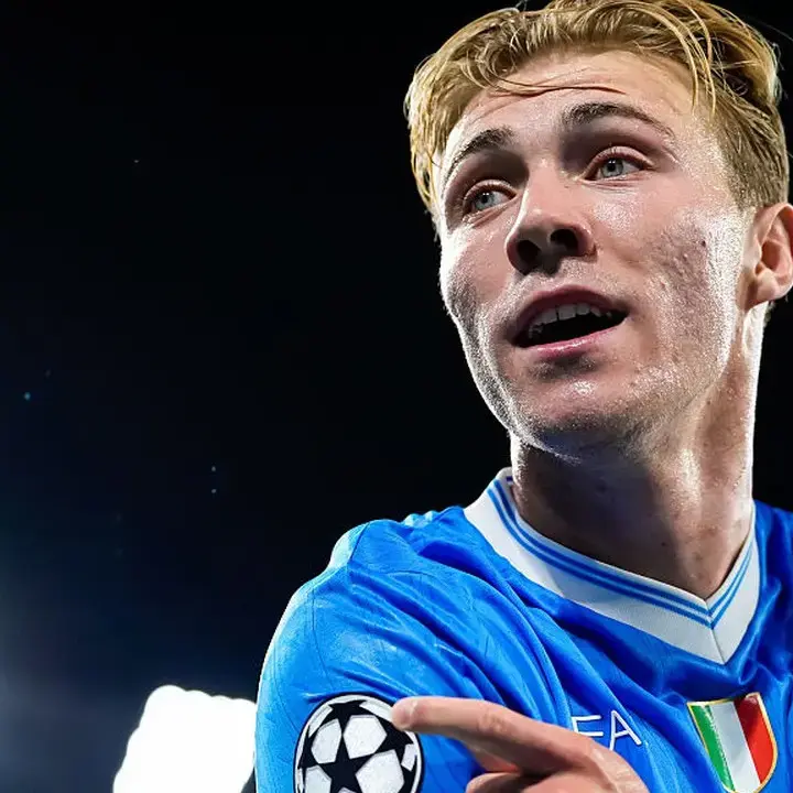 Rasmus Hojlund Pamer Selebrasi Tunjuk Badge Liga Champions, Nyindir MU?