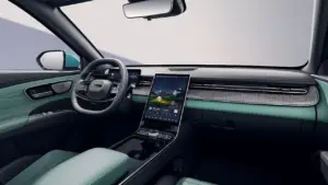 Lepas L8 Bukan Sekadar SUV, Bisa Jadi Sumber Listrik dan Parkir Sendiri