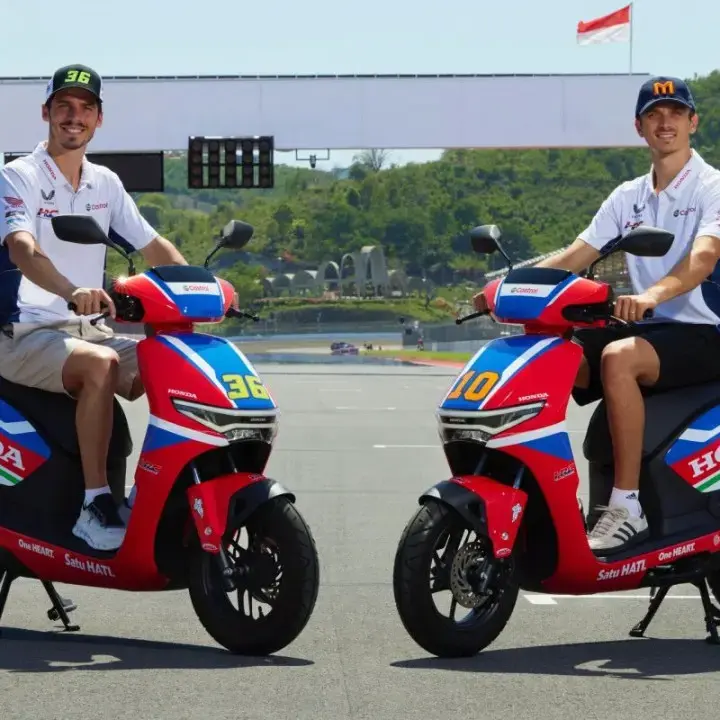 Luca Marini dan Johann Zarco Gunakan Honda CUV e: di Paddock Mandalika