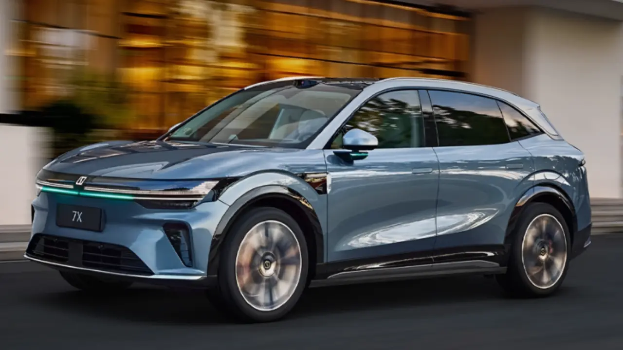 Zeekr 7x Edisi 2026 Hadir Lebih Canggih Isi Daya 10 Menit Tembus 400 Km