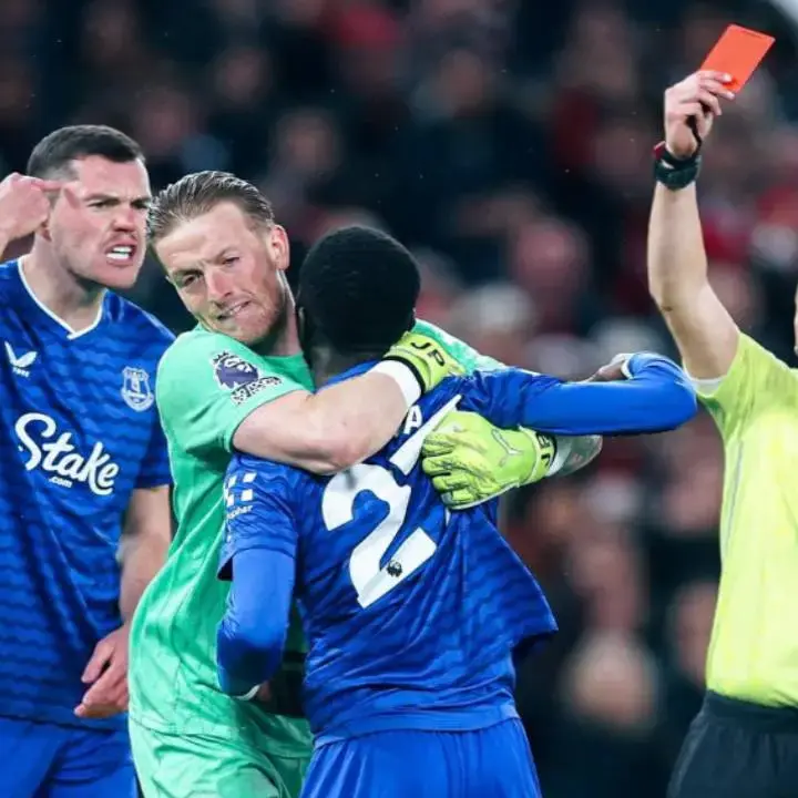 Kronologi Idrissa Gueye Dikartu Merah setelah Terlibat Cekcok dengan Rekan Satu Tim
