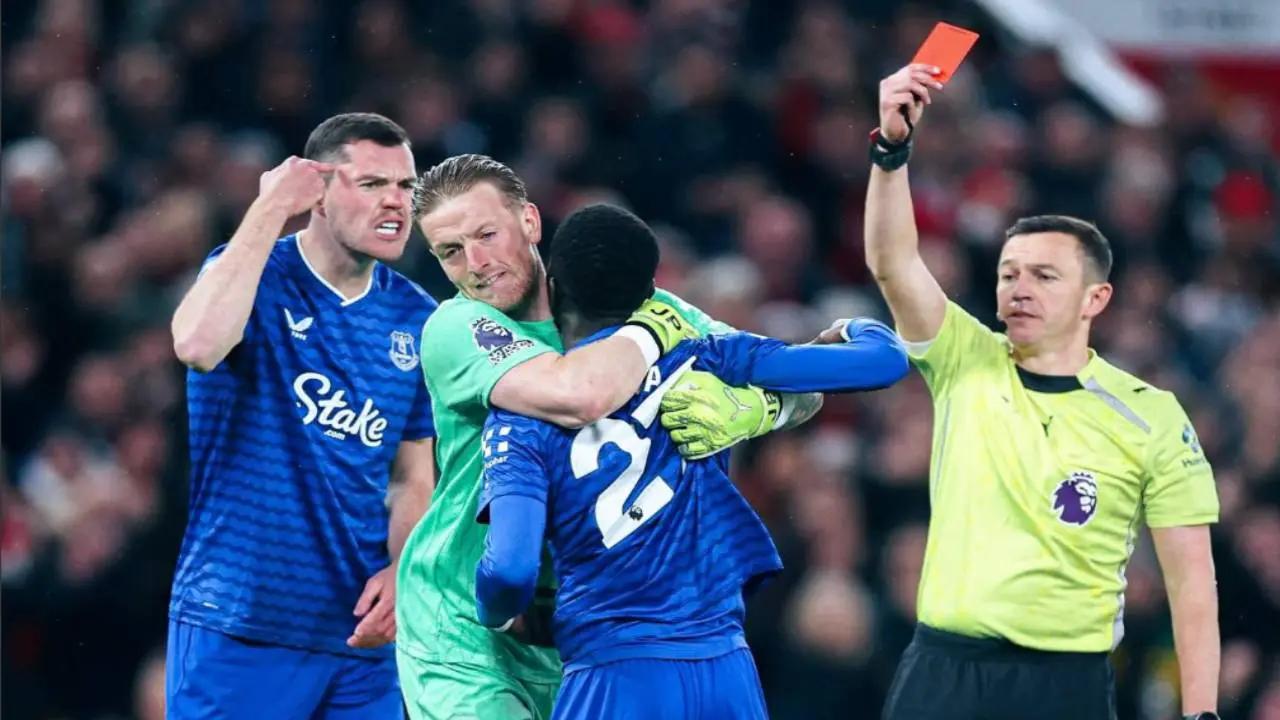 Kronologi Idrissa Gueye Dikartu Merah Setelah Terlibat Cekcok Dengan Rekan Satu Tim