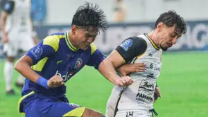 Minim Adu Taktik, Laga Arema vs Persija Justru Diwarnai ‘Perang’ Pelanggaran dan Hujan Kartu