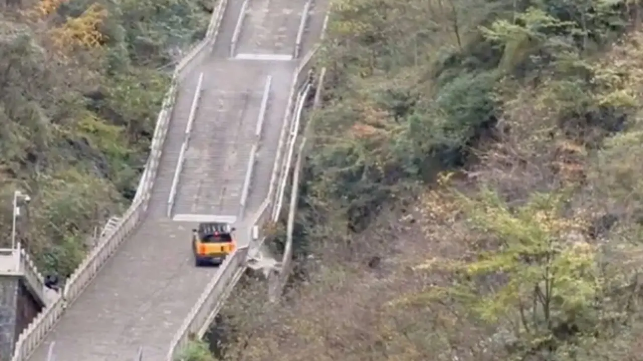 Aksi Promosi Berujung Kecelakaan Chery Fulwin X3l Gagal Menaklukkan Tangga Surga Tianmen Dan Tabrak Pembatas