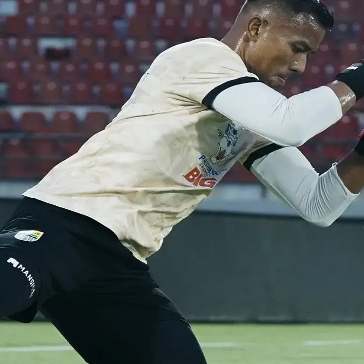 Bojan Hodak Jelaskan Teja Geser Kiper Asing Adam Przybek