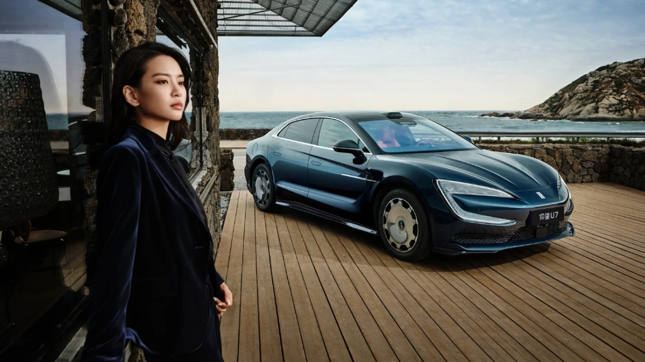 Byd Yangwang U7 Debut Warna Galaxy Blue Di Guangzhou Auto Show Sedan Premium Ev Phev Mulai Rp132 Miliar