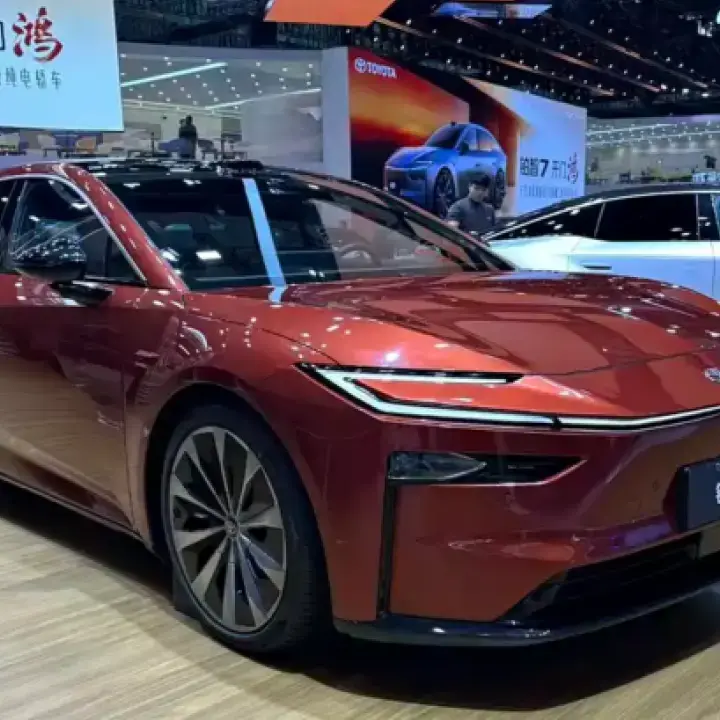 Toyota bZ7 EV Diperkenalkan di Guangzhou Auto Show, Usung Motor Huawei dan Kokpit HarmonyOS, Siap Tantang Sedan Listrik Premium 2025