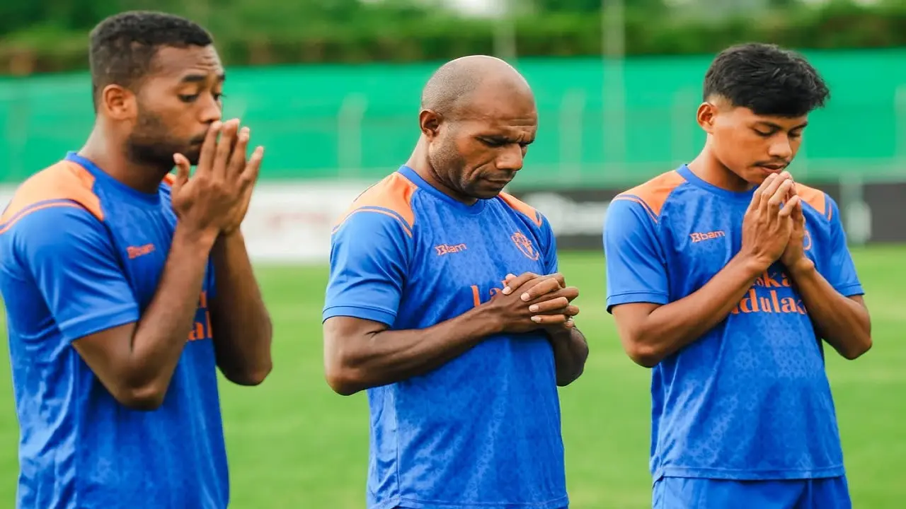 Warganet Salahkan Viktor Pae Jadi Pemicu Kerusuhan Video Pria Bertopi Pukul Wasit Usai Persipal Vs Barito