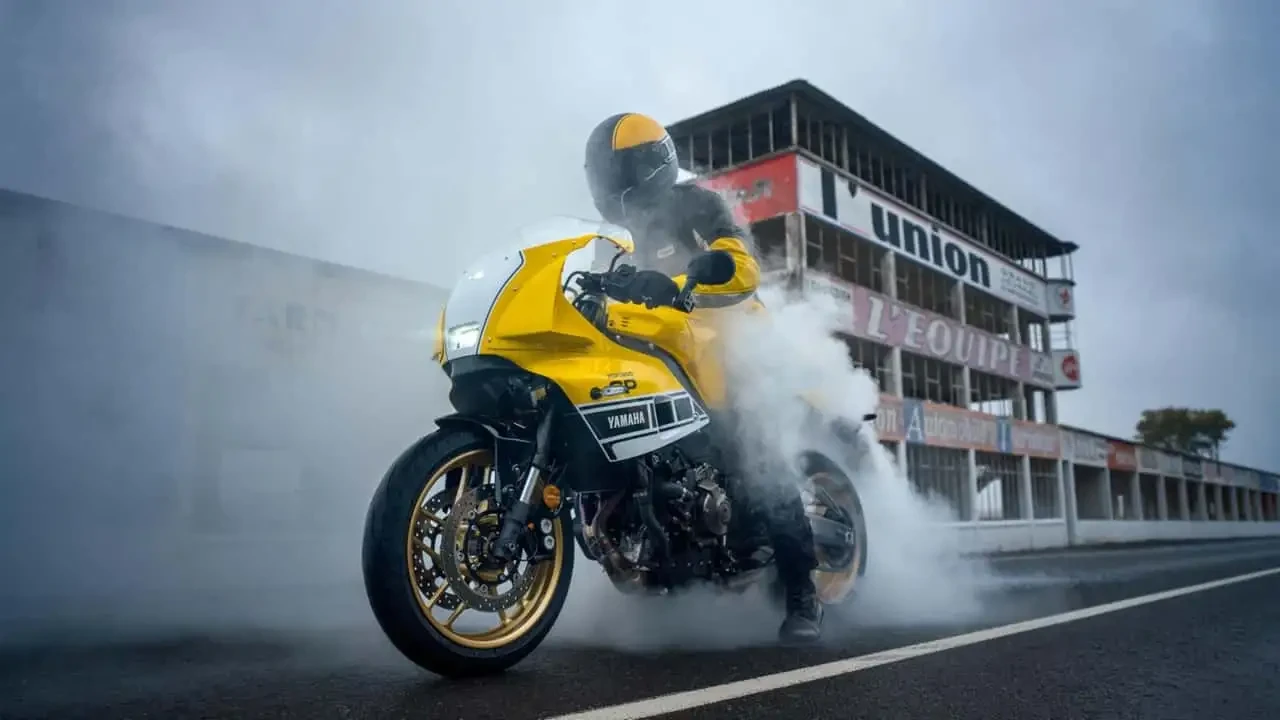 Yamaha Xsr900 Gp 2026 Sentil Warisan Kenny Roberts Lewat Legend Yellow