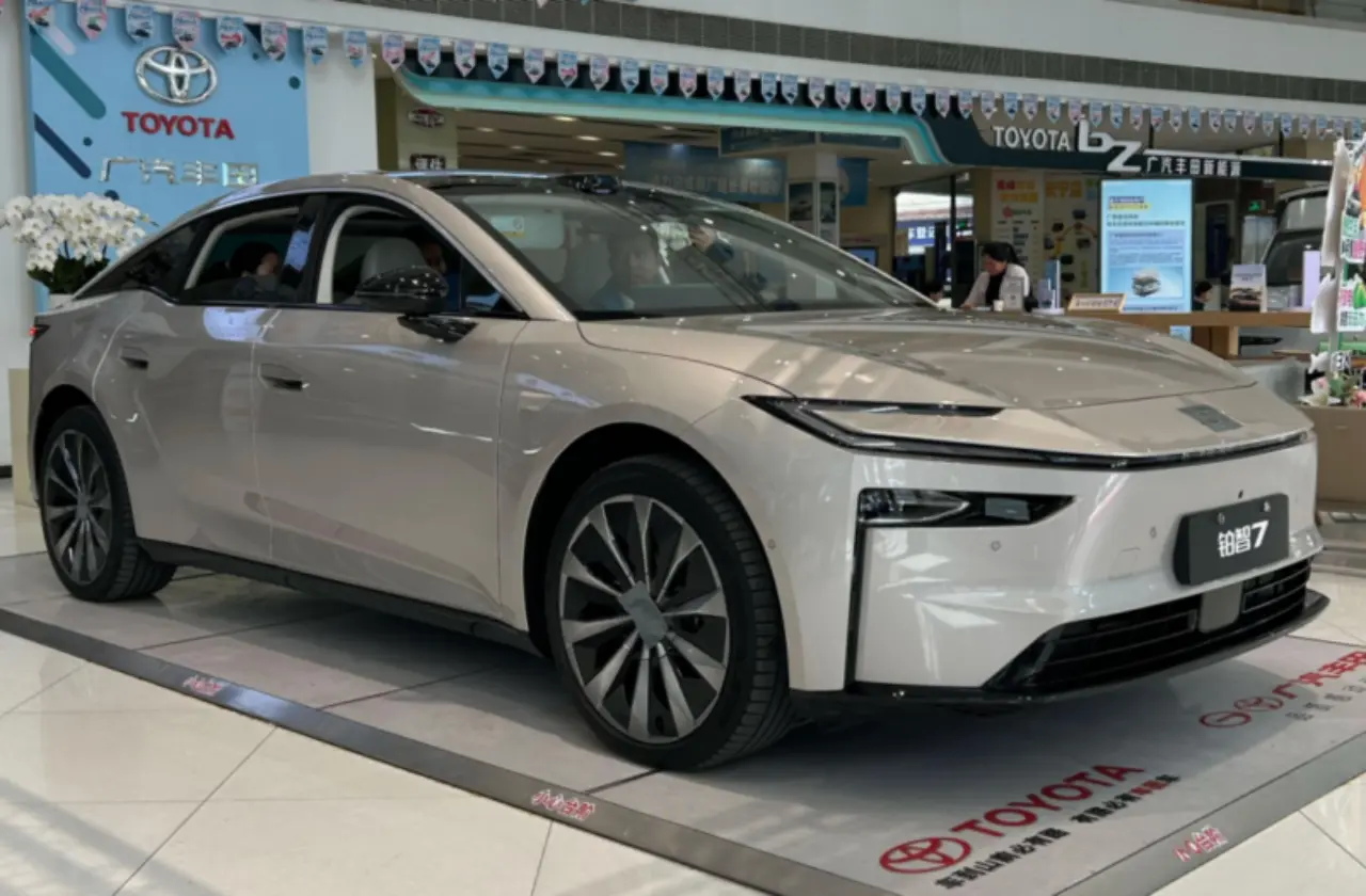 Toyota bZ7 Mulai Distribusi di Showroom China, Sedan Listrik HarmonyOS Siap Debut Resmi Awal 2026
