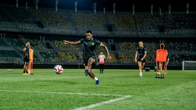 Analisis_Mendalam_Prediksi_Skor_dan_Line-up_Persebaya_Surabaya_vs_Persijap_Jepara