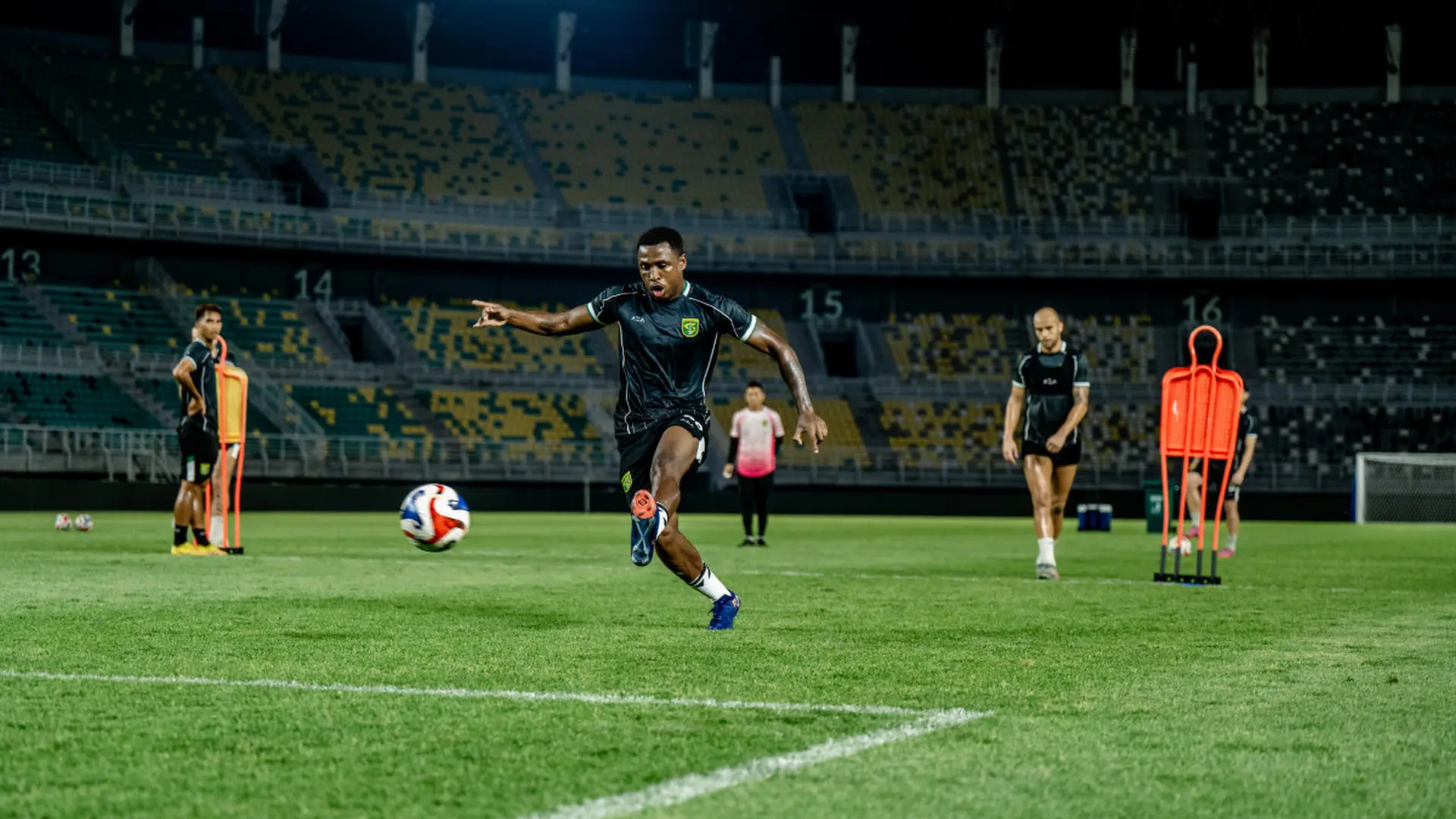 Analisis_Mendalam_Prediksi_Skor_dan_Line-up_Persebaya_Surabaya_vs_Persijap_Jepara