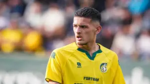 Baru Beberapa Menit di Lapangan, Justin Hubner Langsung Kena Kartu Merah di Laga Fortuna Sittard Kontra Ajax