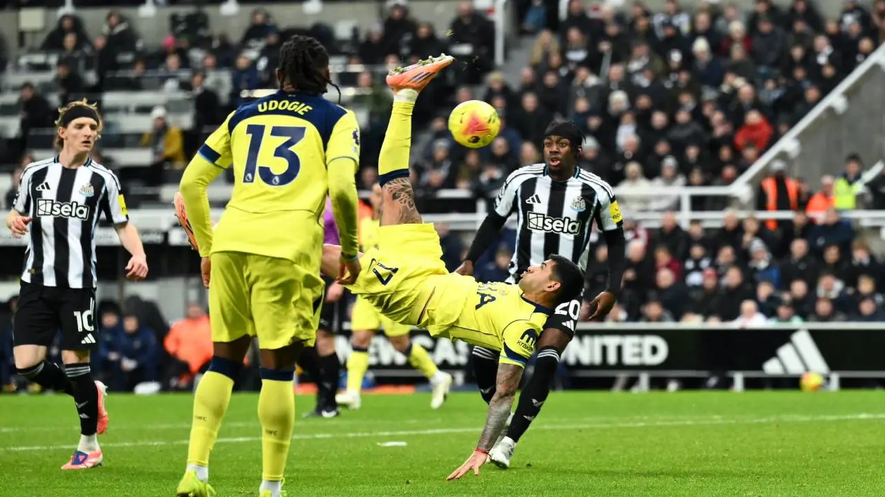 Brace Dramatis Cristian Romero Gagalkan Kemenangan Newcastle, Tottenham Curi Poin di St. James' Park