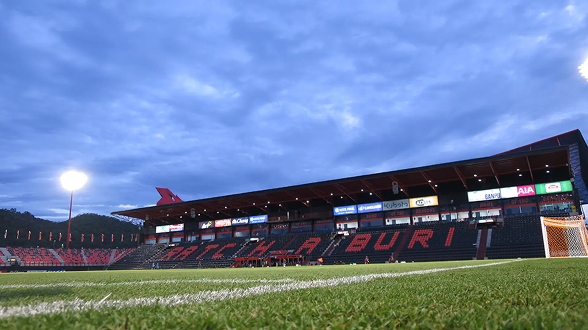 Dragon_Solar_Park_Kandang_Ratchaburi_FC,_Momok_Lawan_Tanpa_Lintasan_Lari