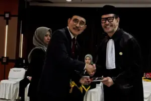 Ferry Salim Resmi Jadi Advokat di Usia 58 Tahun, Bagikan Momen Sakral Sumpah