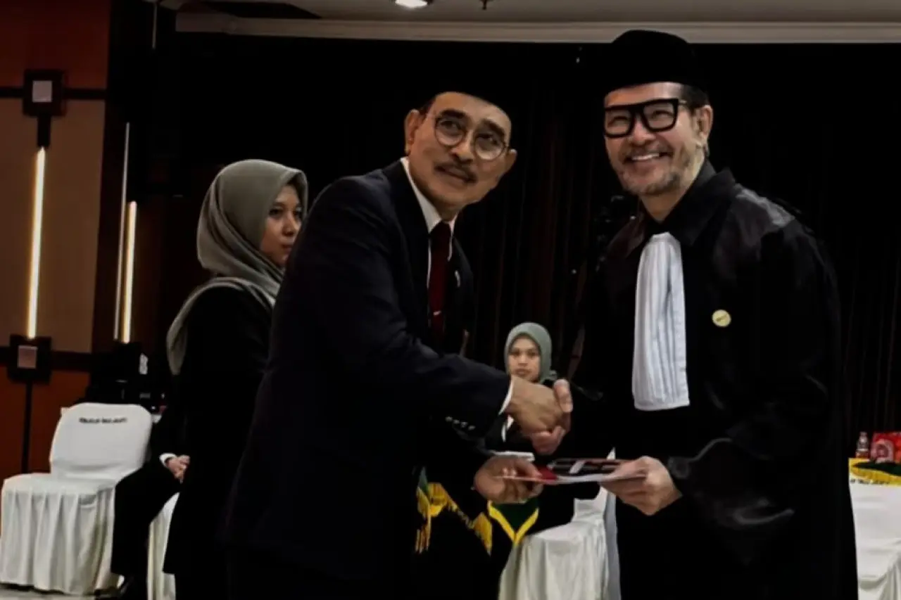 Ferry Salim melaksanakan sumpah advokat dan resmi menyandang profesi pengacara.