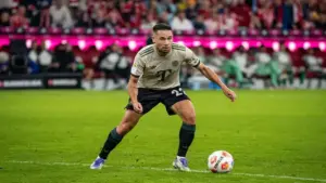 Jose Mourinho Berencana Pulangkan Raphael Guerreiro Bintang Bayern Munchen ke Benfica
