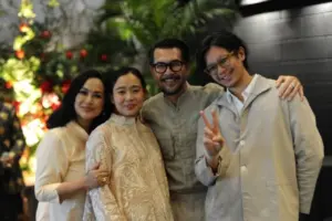 Ferry Salim Haru Bagikan Momen 7 Bulanan Kehamilan Menantu, “My Daughter in Love”