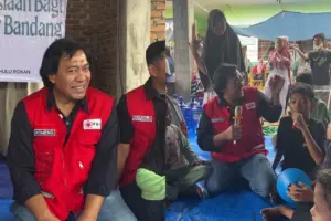 Komeng Jadi Relawan PMI, Aksi Hibur Korban Banjir Sumatera Barat Tuai Pujian