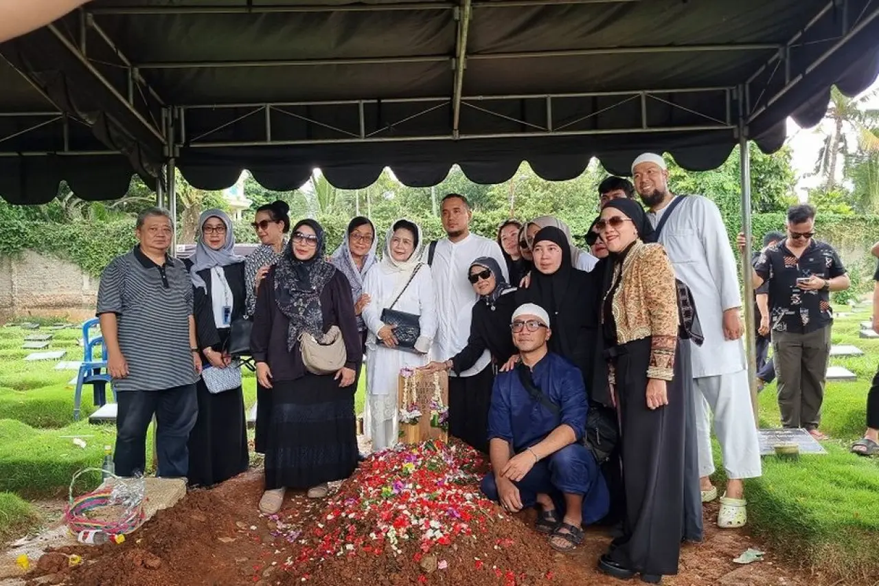 Pelayat antar Yaya Moektio ke TPU Jeruk Purut, Jakarta Selatan, Senin (8/12/2025).