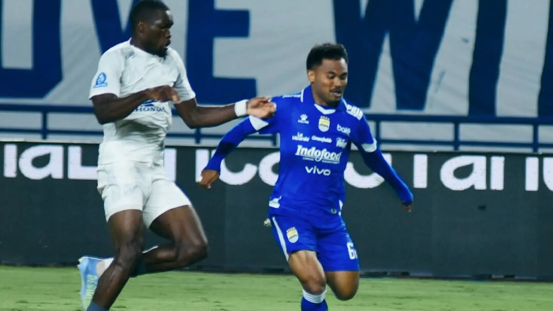 Persib_Kalahkan_PSM_Lalu_Persik_Permalukan_Persis,_Berikut_Klasemen_dan_Top_Skor_Sementara_Liga_1