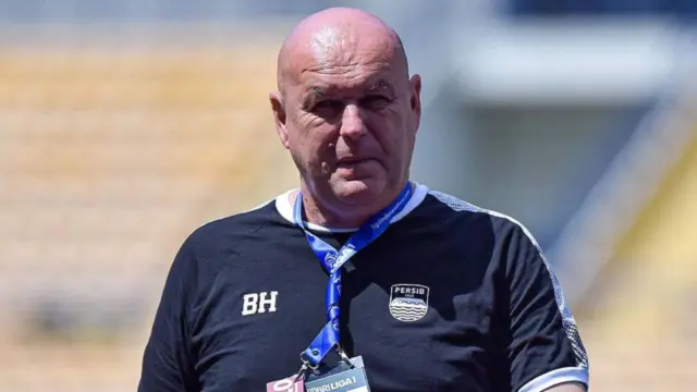 Bojan Hodak Bantah Rumor Persib Bandung Datangkan Maarten Paes dan Joey Pelupessy