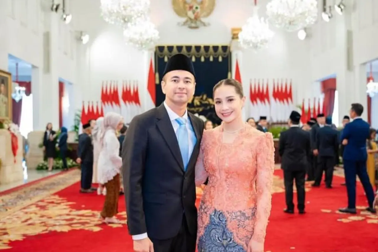 Raffi Ahmad dan Nagita Slavina berdonasi Rp15 miliar untuk korban bencana di tiga provinsi di Pulau Sumatra.